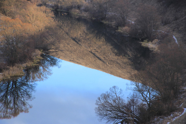 Вода в Зуше под склоном — зеркало.