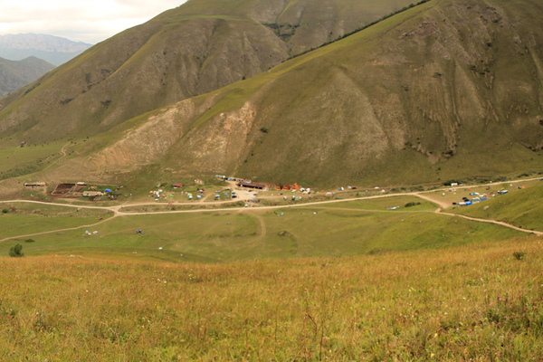 Вид со старта на долину и палаточные лагеря Марата (слева) и Назира(справа)