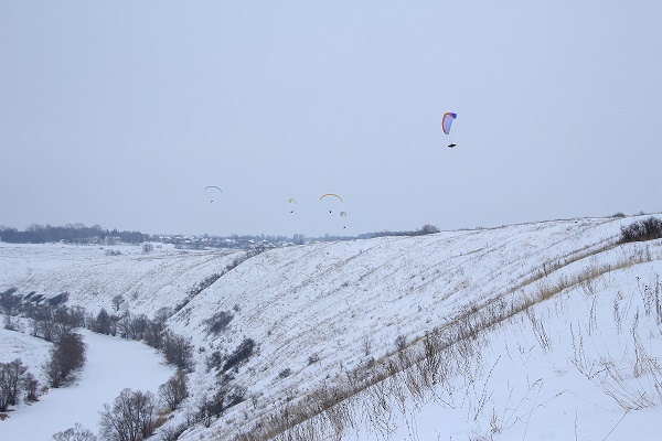 Над основным склоном Вяжей в снегопаде летают пилоты-парители