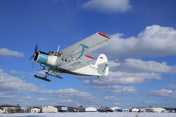 Ан-2 идет на взлет. Вечная машина. С 1947 г летает.