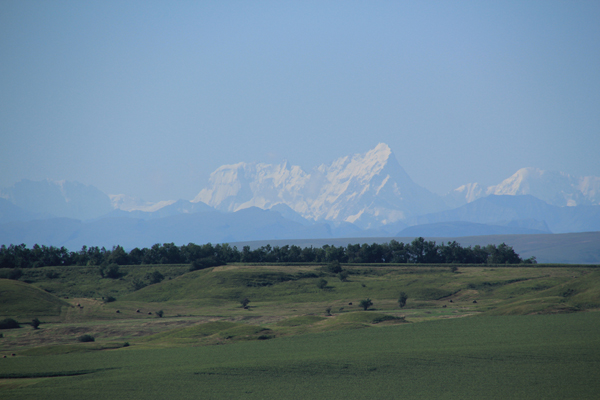 А при совсем-совсем прозрачном воздухе просматриваются снежные вершины главного Кавказского хребта.