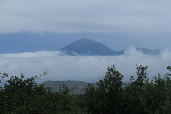 Утро 16 августа. Облака над Пятигорском ниже вершины горы Бештау.