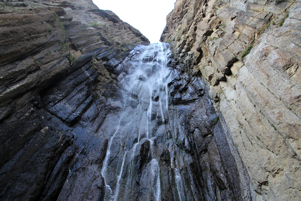 Уклон скал отрицательный, но вода не падает, а продолжает течь по камням, так как ее прижимает к скалам бризовый поток.