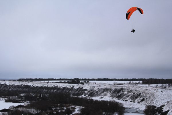 Когда днем ветер усилился, полетели парители. Саня Ермаков — герой дня. Налетал больше всех и ни разу не сдулся, несмотря на прилетающие усиления ветра до 12 м/с.
