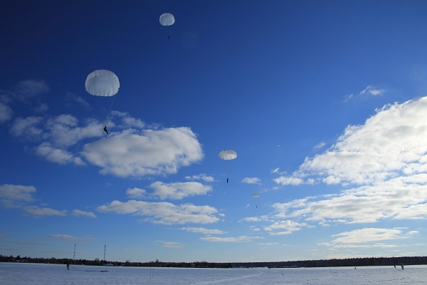 Земля приближается. Под ногами парашютистов поле за взлетной полосой аэродрома Ватулино