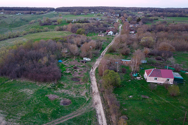 Место кемпинга с высоты 50 м. Вид со стороны основного склона Вяжей
