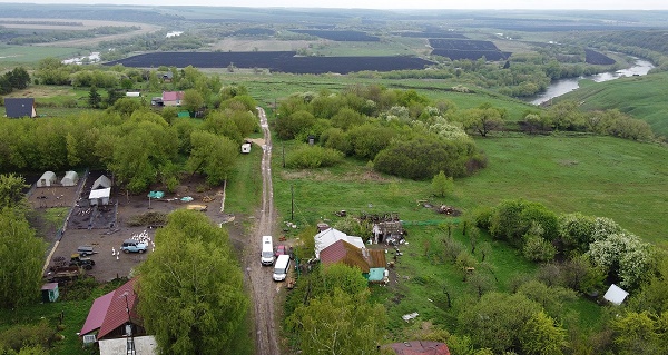 Хозяйство Ромича из-под лопастей квадрокоптера.
Гуси к новогодним праздникам кому-нибудь нужны?
Тут они вкусные. Проверено.