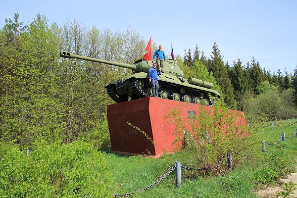 9 мая великий праздник.
На постаменте тяжелый танк ИС-2 у дороги в село Одинок.