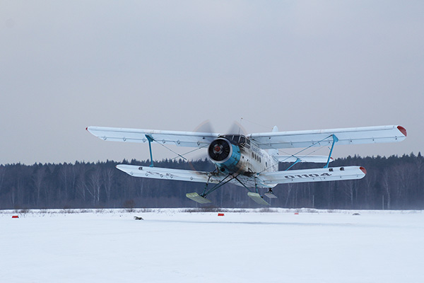 Трудяга Ан-2 под управлением Сергея Березенко
поднимает парапланеристов клуба "Первый шаг".